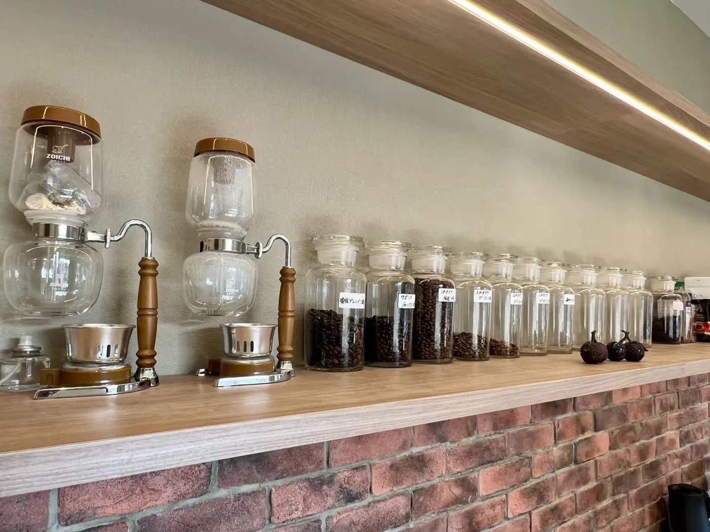 店内に並ぶコーヒー器具